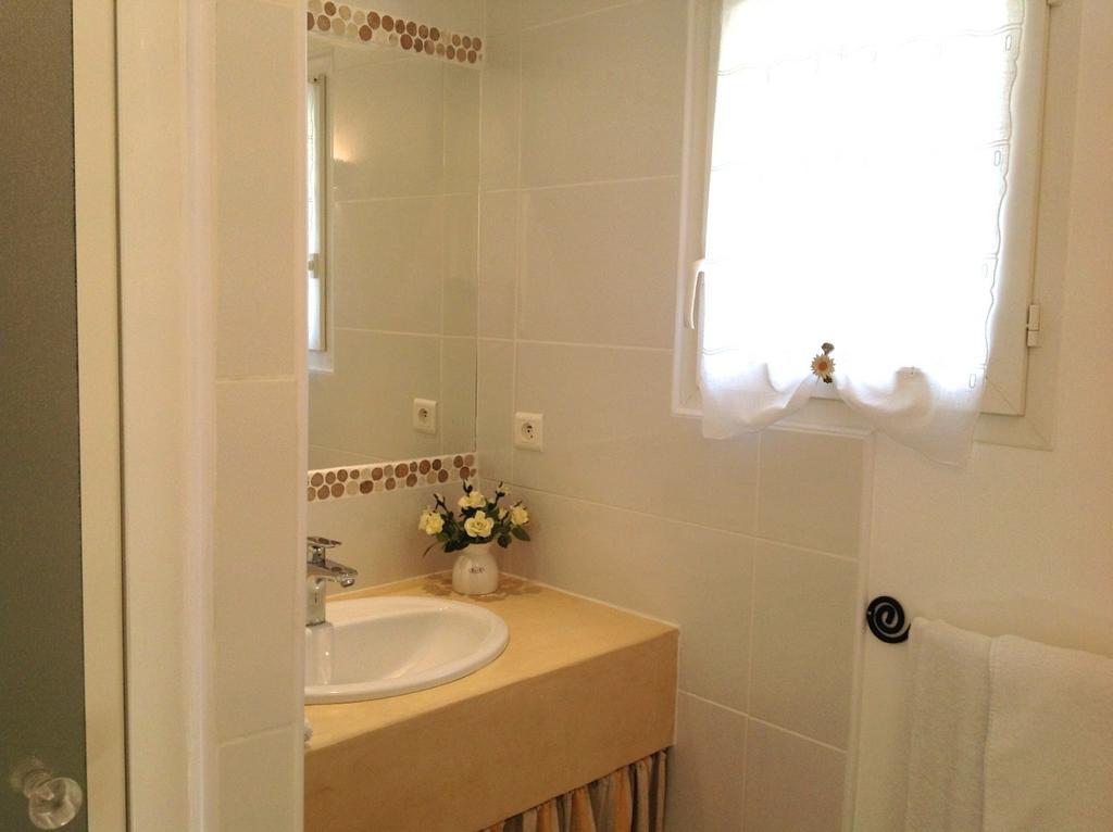Le Clos Des Cigales Roussillon  Room photo