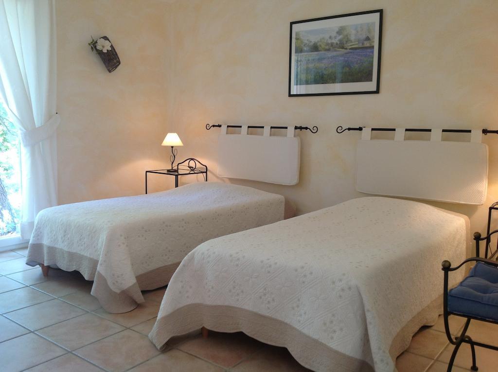 Le Clos Des Cigales Roussillon  Room photo