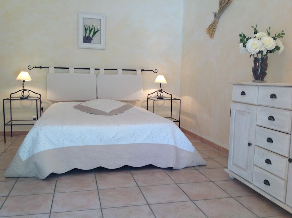 Le Clos Des Cigales Roussillon  Room photo