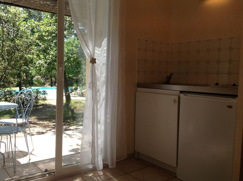 Le Clos Des Cigales Roussillon  Room photo