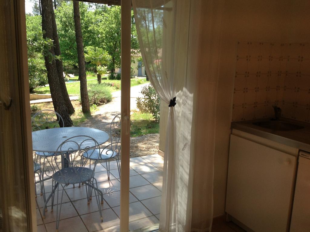 Le Clos Des Cigales Roussillon  Room photo